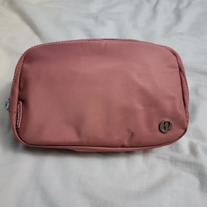 Lululemon Everywhere belt bag in color briar rose BNWT